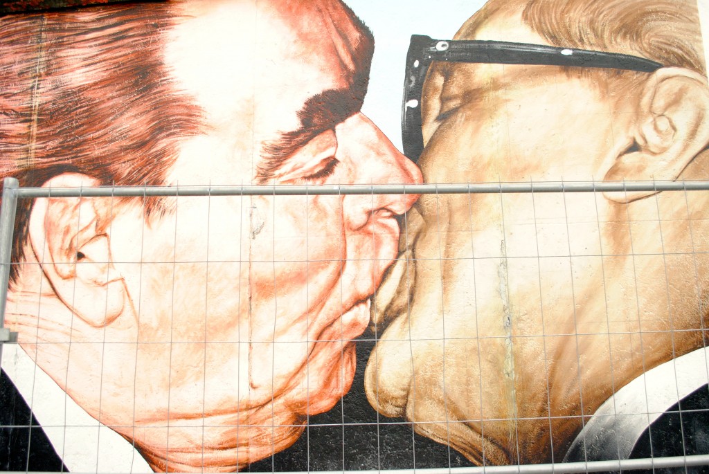 berlin-wall-Brezhnev-kissing-Honecker