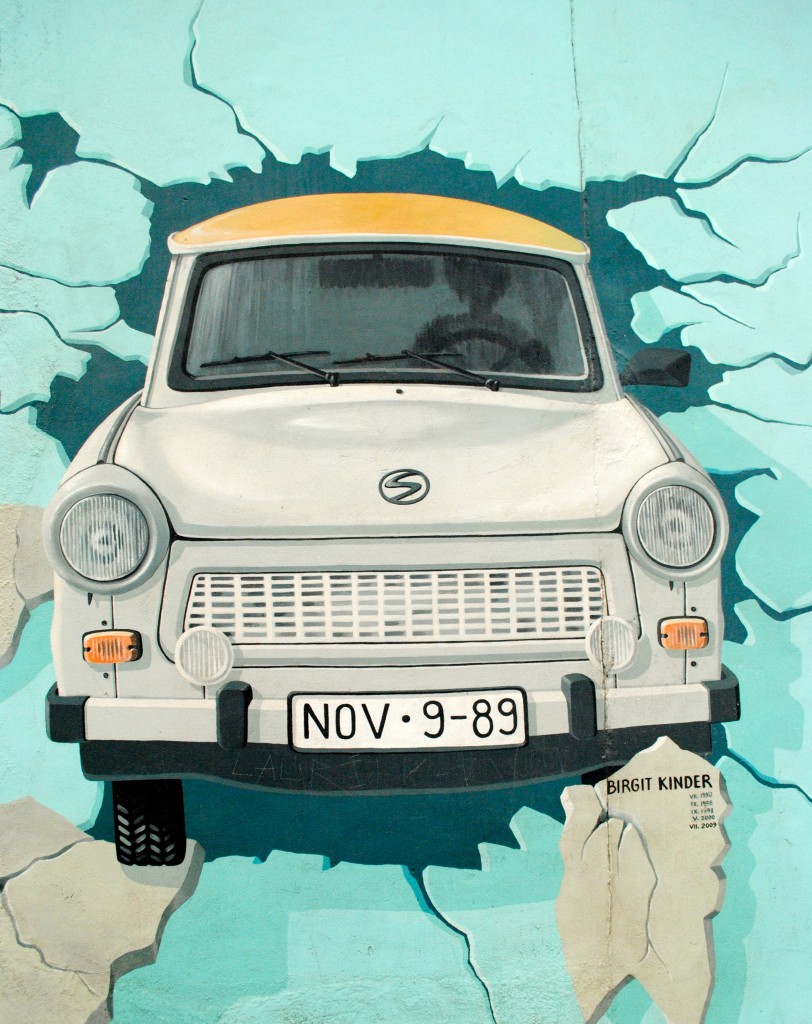 retro-car-berlin-wall