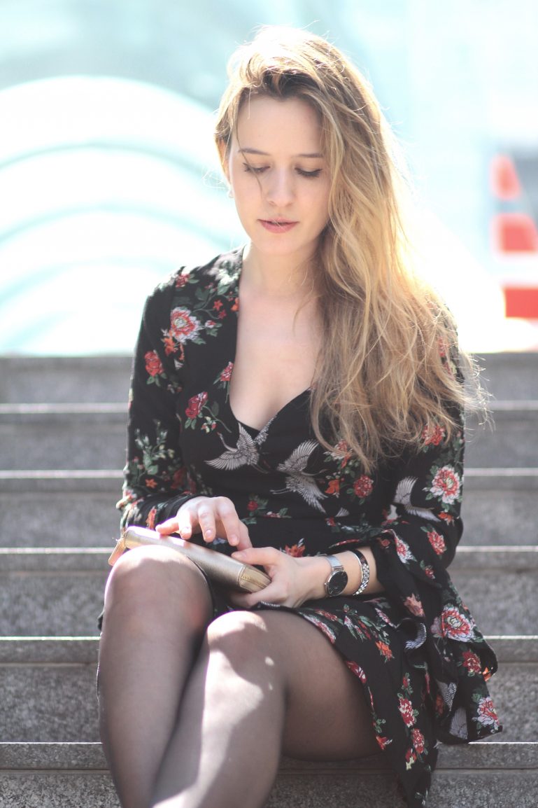 fille assise marches de la défense