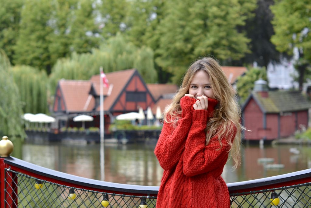 Pull rouge éclatant à Tivoli